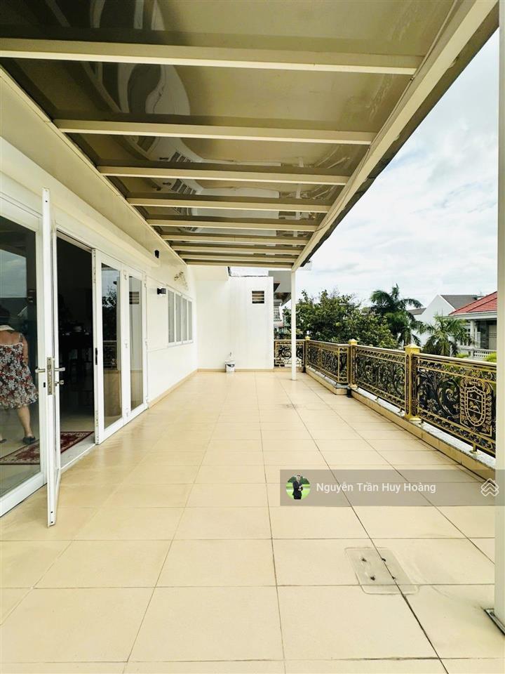 Biệt thự tên lửa  ngang 10m x 20m  hầm 3 lầu sân thượng  28 tỷ