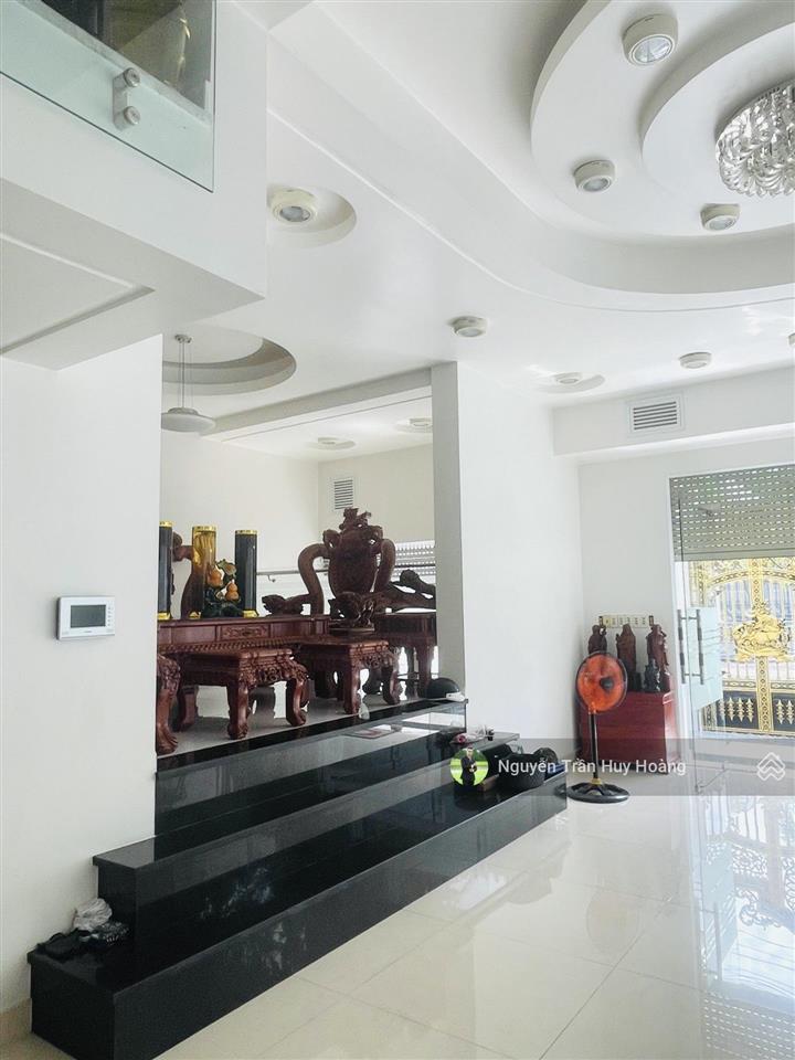 Biệt thự tên lửa  ngang 10m x 20m  hầm 3 lầu sân thượng  28 tỷ