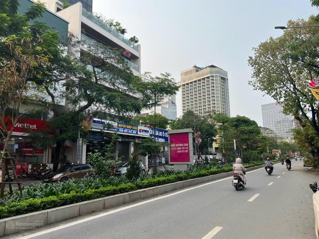 Cho thuê nhà mặt phố lạc long quân 180m2 x 5 tầng, mt11m. thiết kế thông sàn, thang máy.