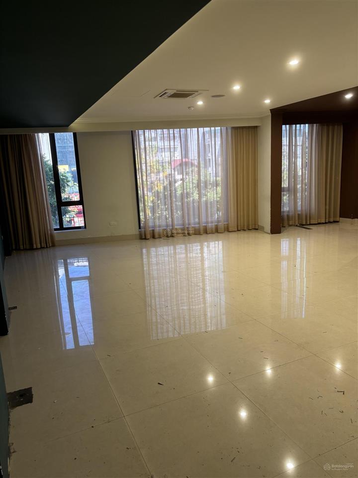 Cho thuê nhà mặt phố nguyễn văn huyên, cầu giấy 80m2 mt8m 7 tầng thang máy. vị trí đẹp, kd sầm uất
