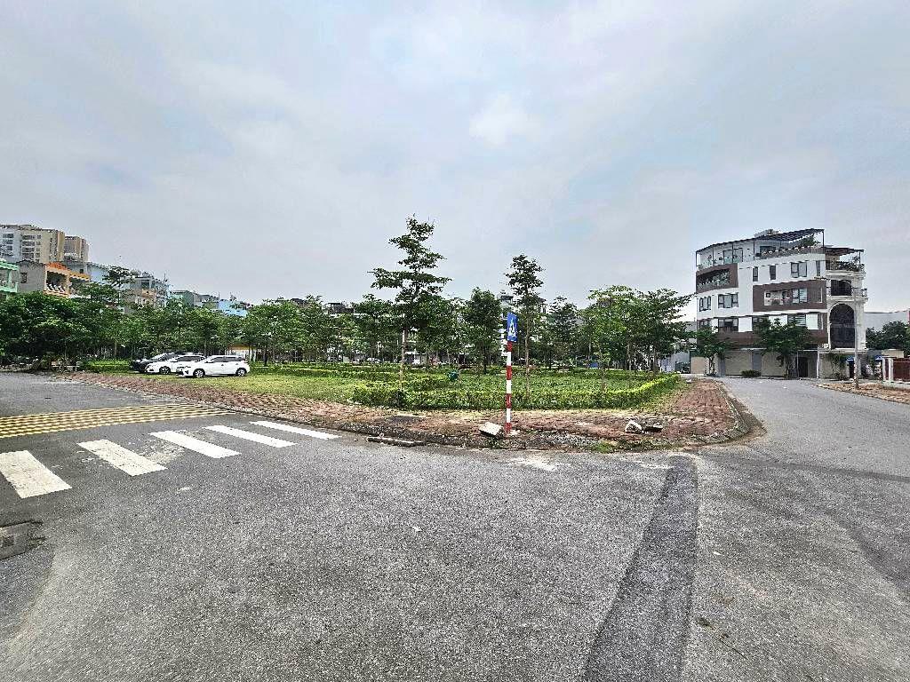 BÁN ĐẤT VIỆT HƯNG 40M2- VỈA HÈ, Ô TÔ TRÁNH ĐỖ, VIEW CÔNG VIÊN- 1X TỶ
