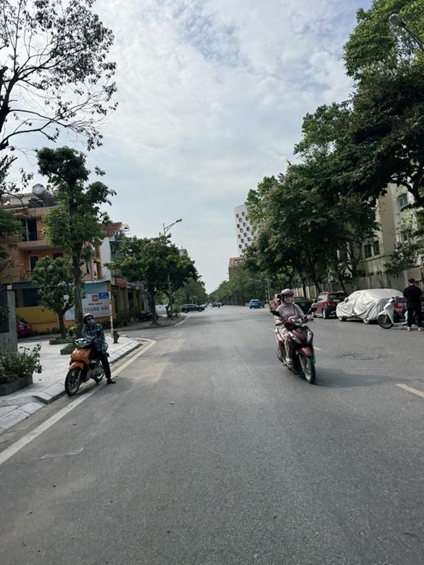 BÁN BIỆT THỰ VIỆT HƯNG 200M2- 3 Tầng Thô- AN SINH ĐỈNH- 75 Tỷ