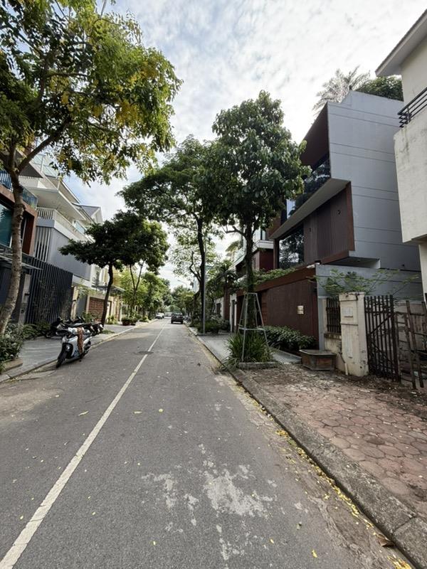 BÁN BIỆT THỰ VIỆT HƯNG 200M2- 3 Tầng Thô- AN SINH ĐỈNH- 75 Tỷ