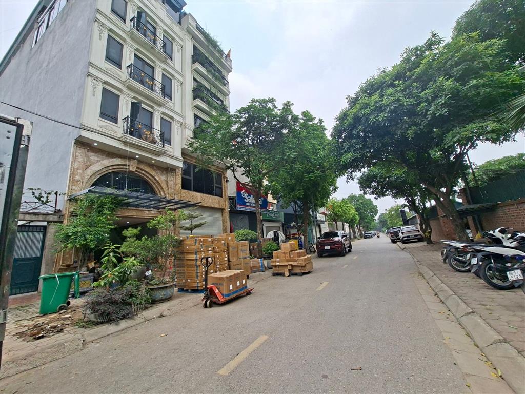 BÁN ĐẤT VIỆT HƯNG 130M2- MẶT PHỐ, NGÃ TƯ ĐƯỜNG- VỊ TRÍ HIẾM- 50 Tỷ