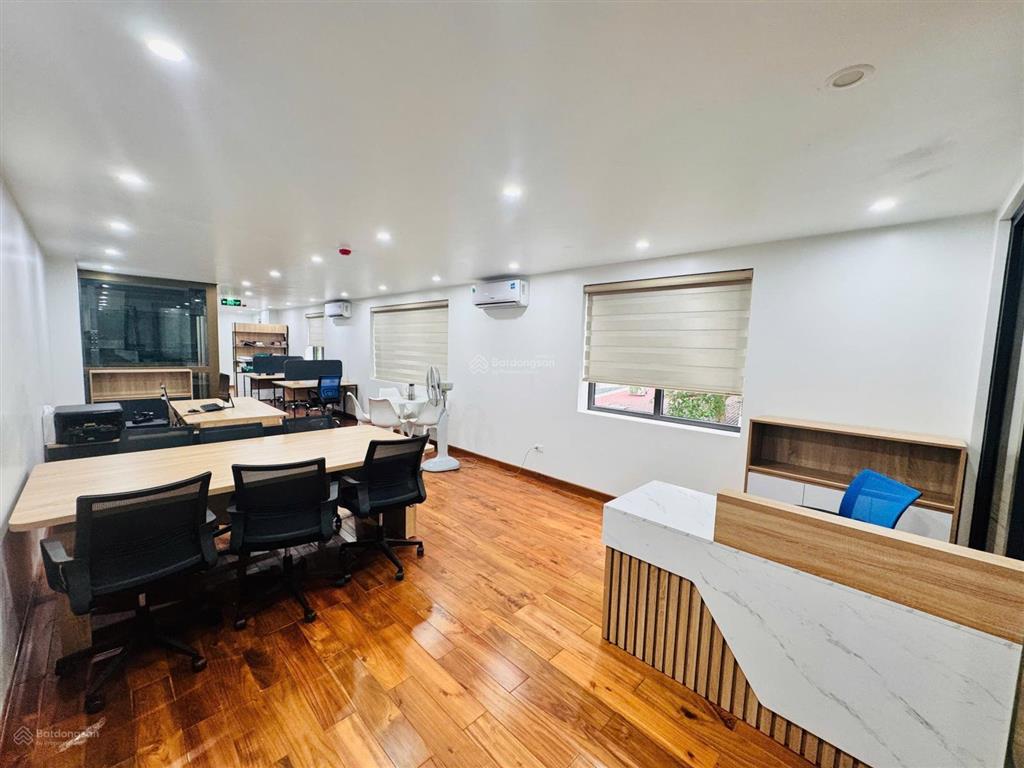 Cho thuê nhà phố bồ đề long biên lô góc thang máy thông sàn 300m2 phù hợp kinh doanh