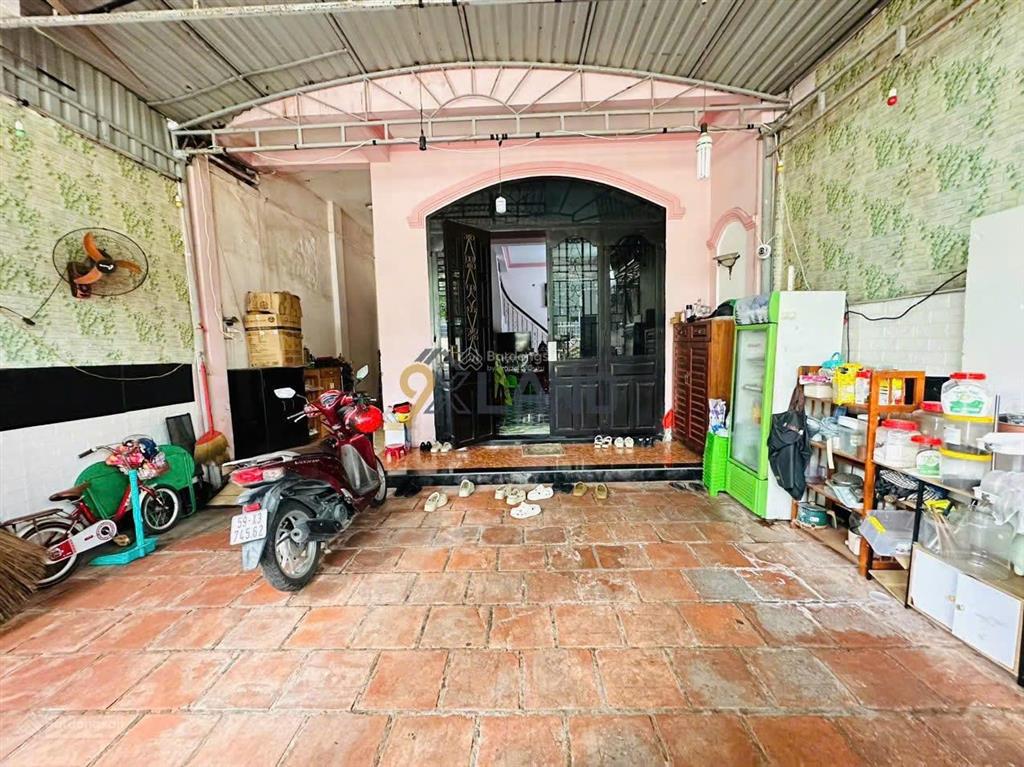 Bán gấp nhà 2 lầu mặt tiền kd, đường thông dt 125m2 ngang gần 6m, có vỉa hè rộng, dòng tiền tốt