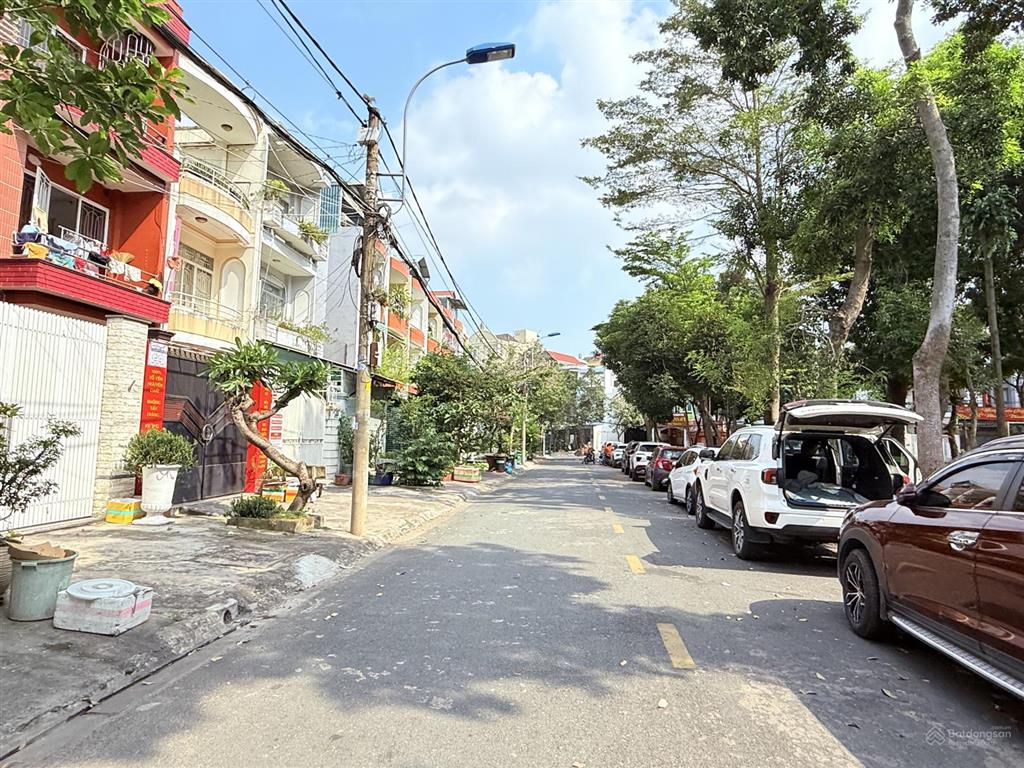 Giá tốt  định cư bán gấp nhà mặt tiền 4 tầng kd hay ở đều tốt, khu vip him lam linh chiểu