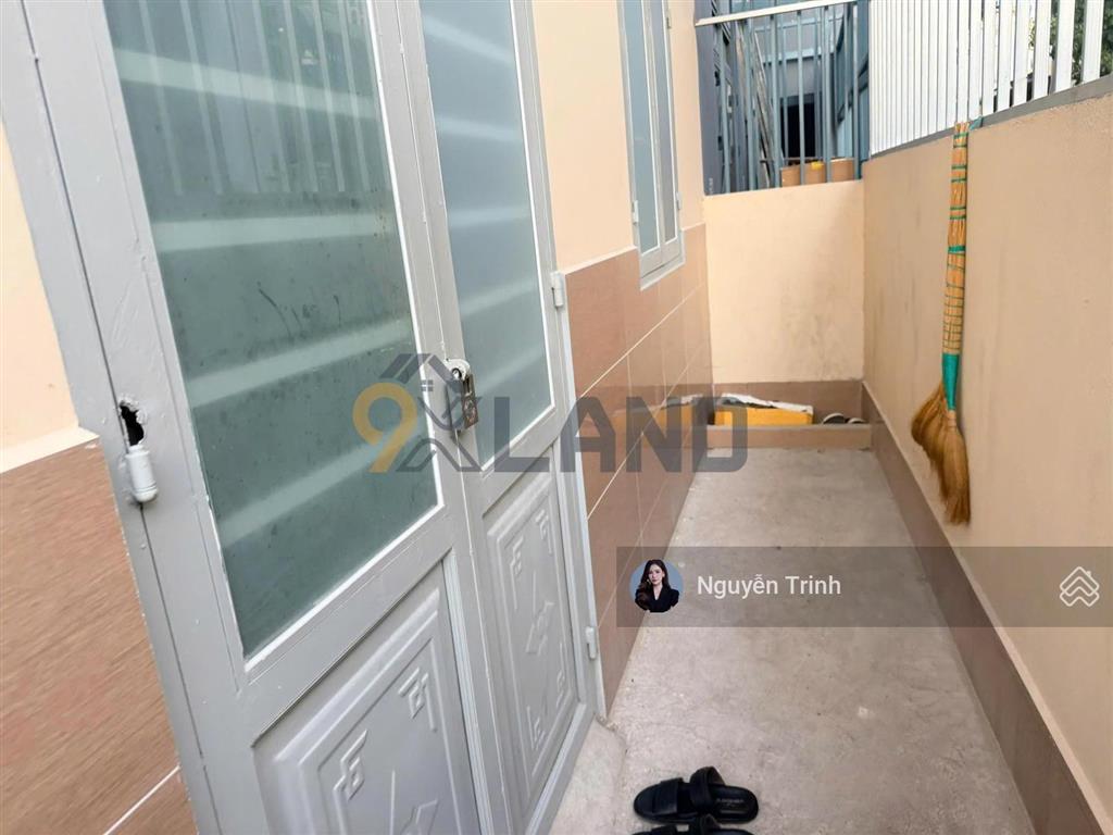 Bán gấp chdv mới xây 1t1l,gần trường đh cảnh sát, hxh 6m, khu dân trí,xd cao tầng.dt 100m2 ngang 8m