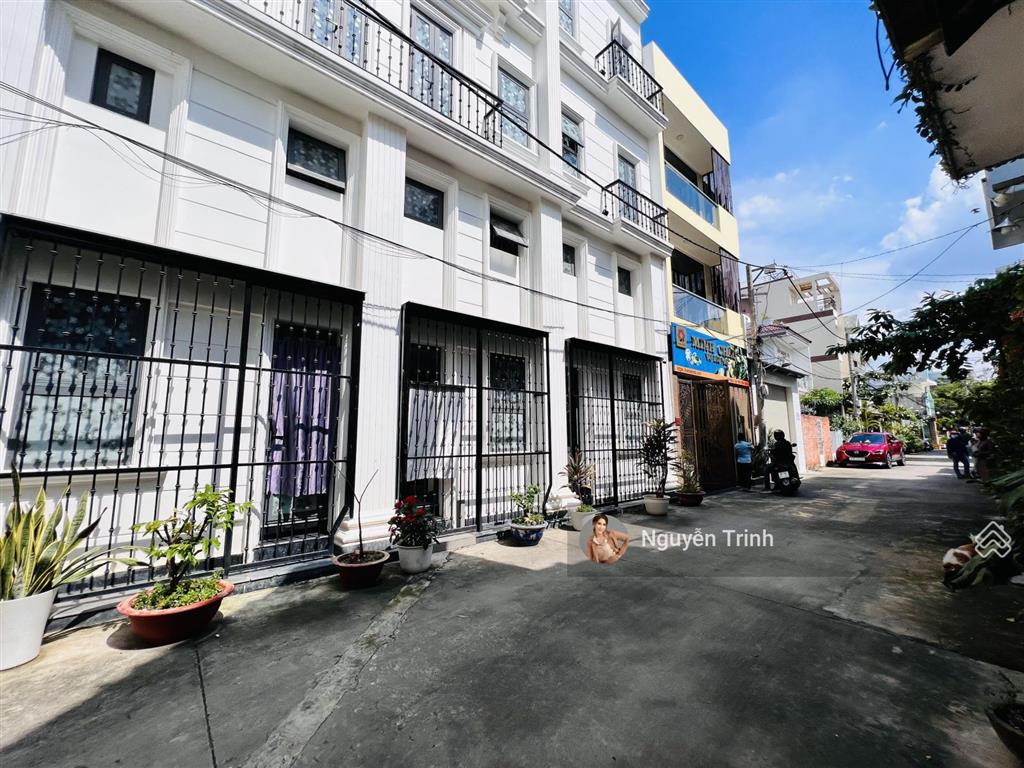Bán chdv cao cấp 4 lầu đường ôtô thông, khu dân trí, cho thuê 90 triệu/tháng. dt 200m2 ngang 14m