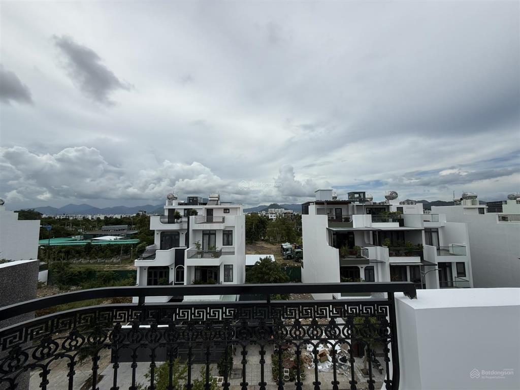 Cần bán nhà đẹp mới leng keng gói 4 thái xuân kđt mỹ gia, nhà có thang máy thuộc p. nam nha trang
