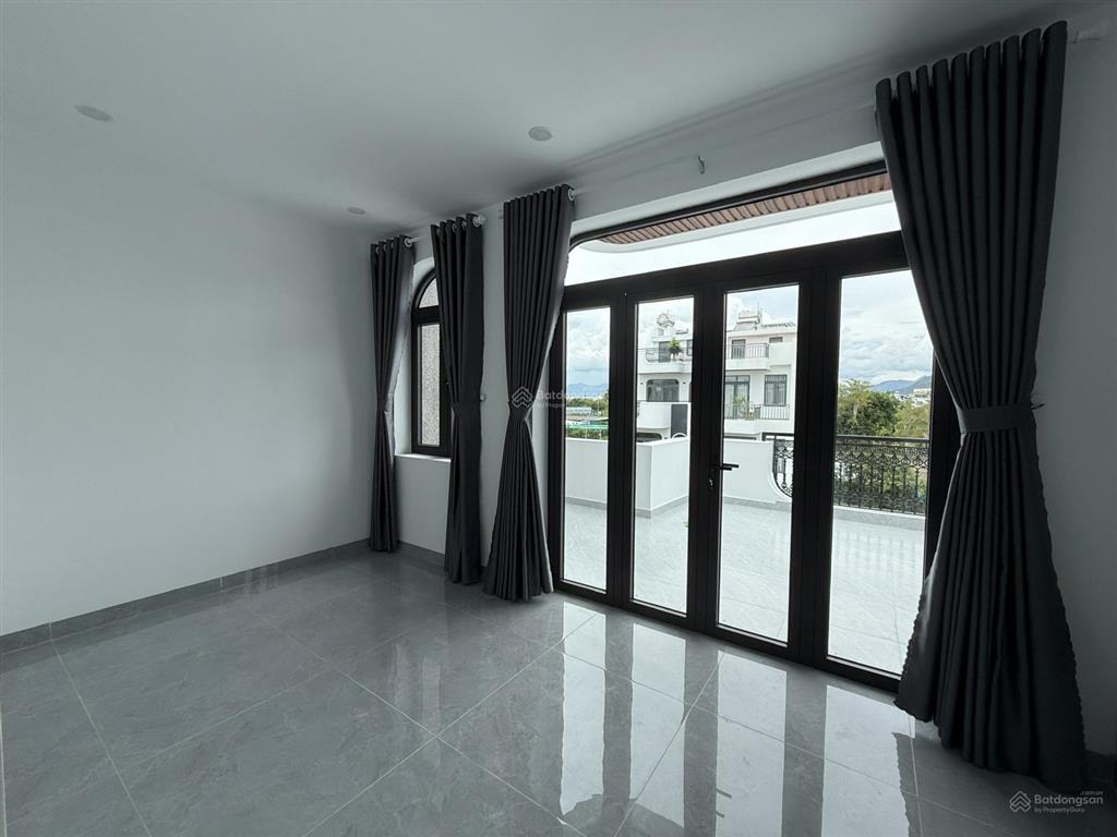 Cần bán nhà đẹp mới leng keng gói 4 thái xuân kđt mỹ gia, nhà có thang máy thuộc p. nam nha trang