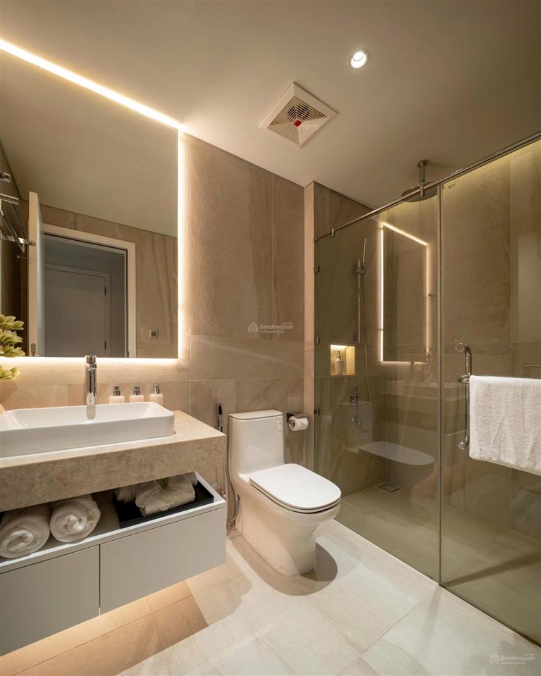 Căn hộ 2pn nội thất liền tường cao cấp, 65m2, giá 2,8 tỷ, cách biển 700m, sổ hồng lâu dài.