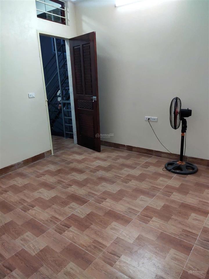 Nhà mình có phòng cho thuê rộng 30m, khép kín, cầu thang riêng, có sân để xe, rộng rãi thoáng mát