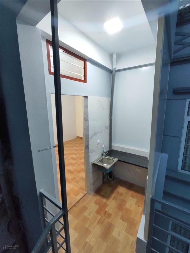 Nhà mình có phòng cho thuê rộng 30m, khép kín, cầu thang riêng, có sân để xe, rộng rãi thoáng mát