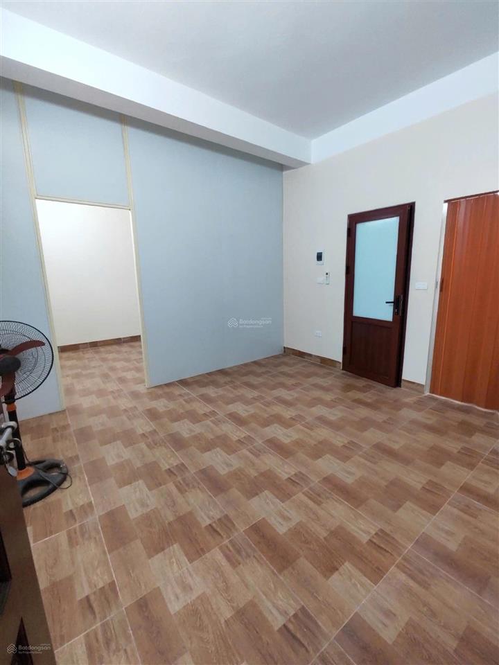 Nhà mình có phòng cho thuê rộng 30m, khép kín, cầu thang riêng, có sân để xe, rộng rãi thoáng mát