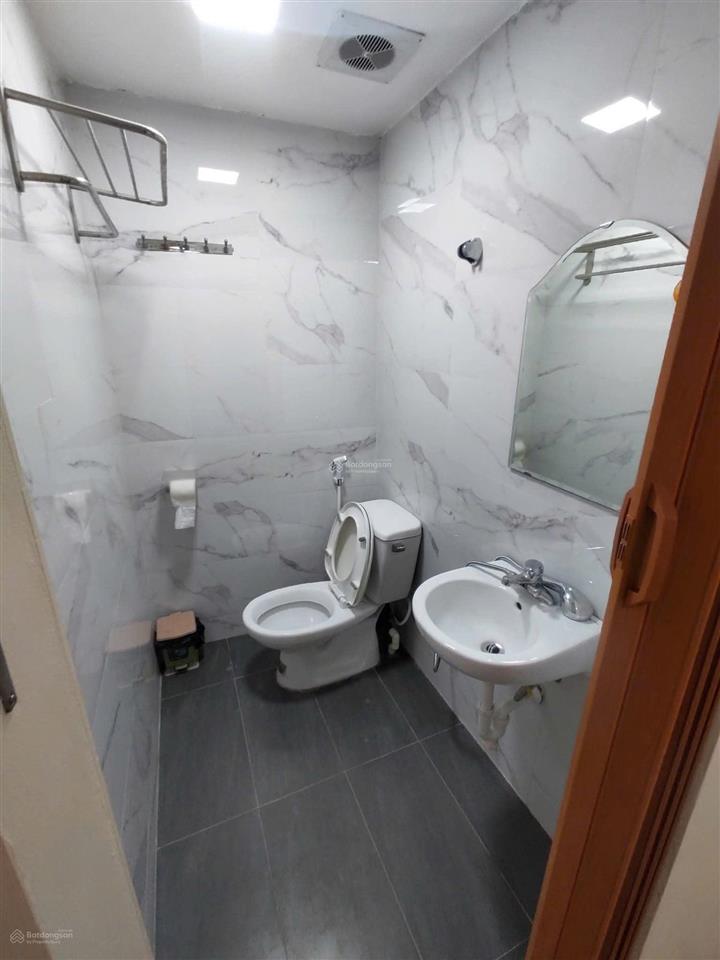 Nhà mình có phòng cho thuê rộng 30m, khép kín, cầu thang riêng, có sân để xe, rộng rãi thoáng mát