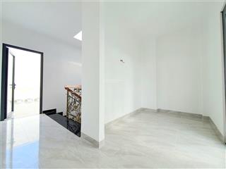 Rẻ 19tr/tháng có ngay nhà 4 tầng mới ở ngay  mặt đường rộng 14m thông  khu bên sông gigamall
