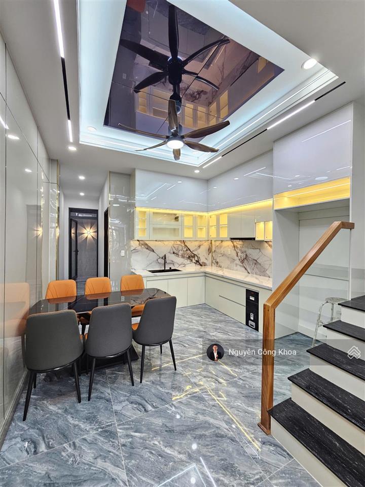 Bán nhà đúc 3 tấm sân thượng, phòng ngủ dưới, kdc gần chợ phú phong 500m, p.bình chuẩn, tp.thuận an