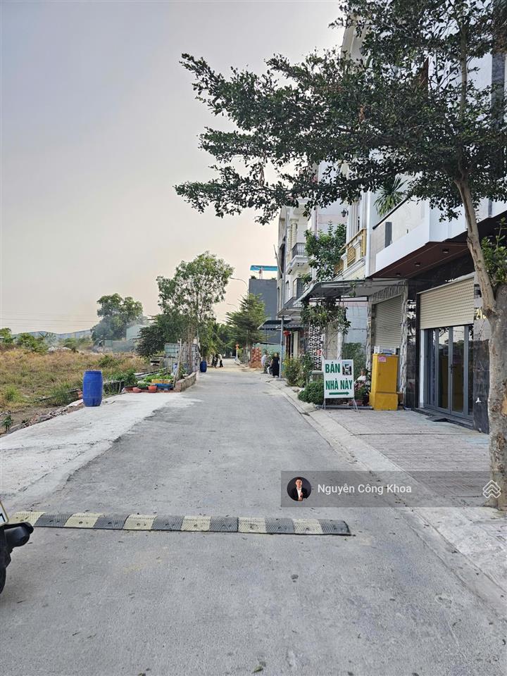 Bán nhà đúc 3 tấm sân thượng, phòng ngủ dưới, kdc gần chợ phú phong 500m, p.bình chuẩn, tp.thuận an