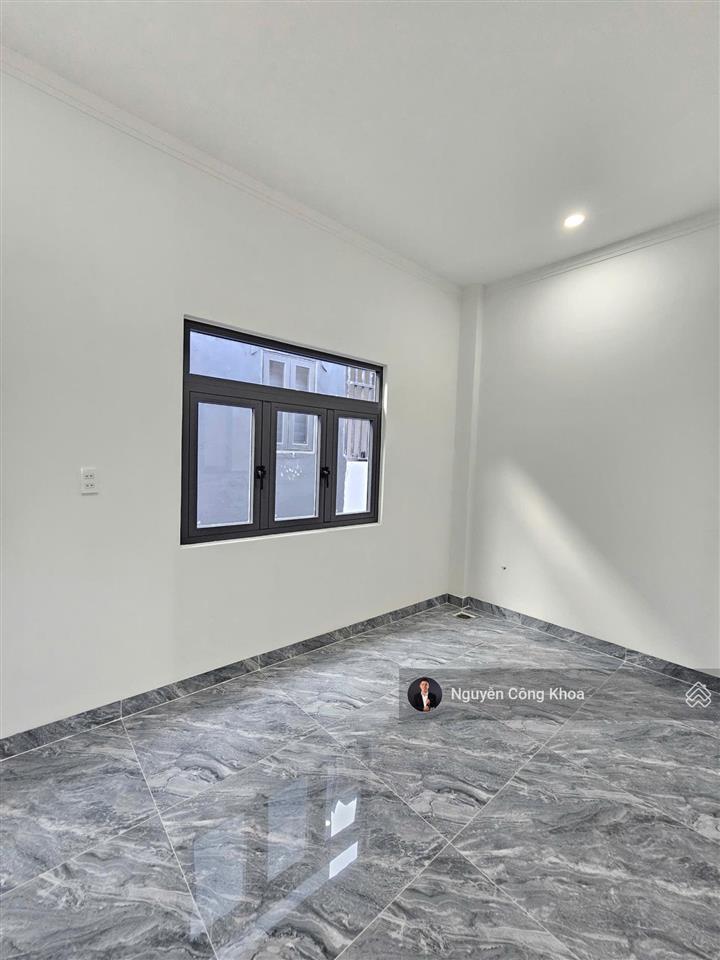 Bán nhà đúc 3 tấm sân thượng, phòng ngủ dưới, kdc gần chợ phú phong 500m, p.bình chuẩn, tp.thuận an