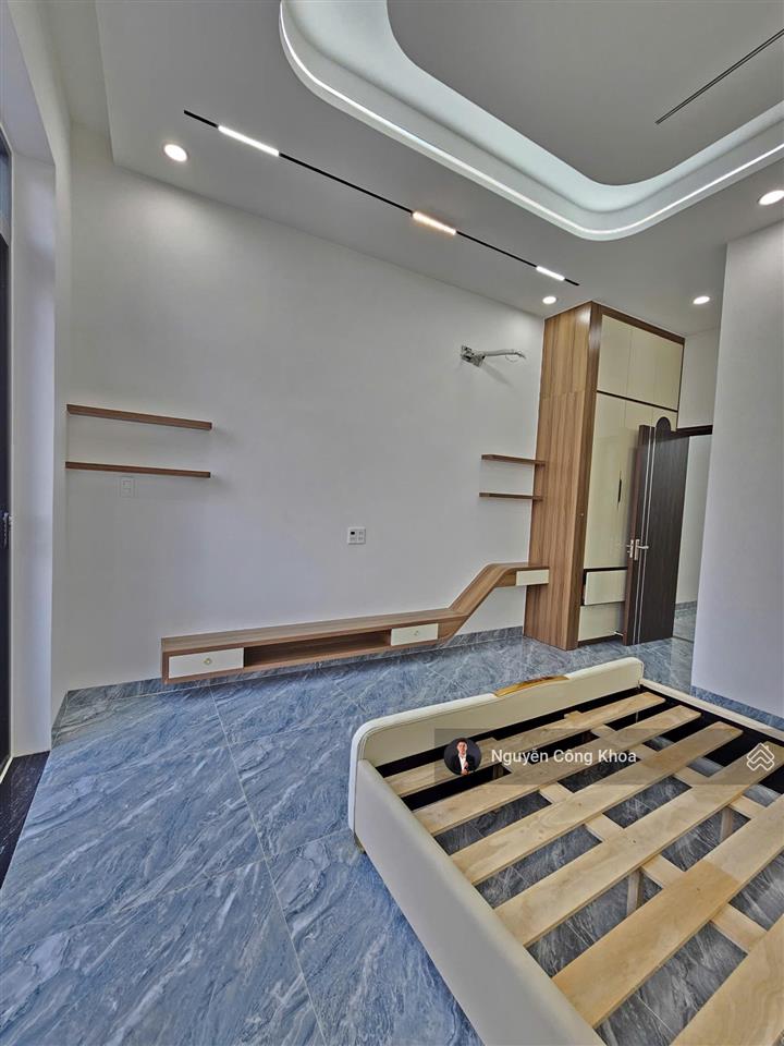 Bán nhà đúc 3 tấm sân thượng, phòng ngủ dưới, kdc gần chợ phú phong 500m, p.bình chuẩn, tp.thuận an