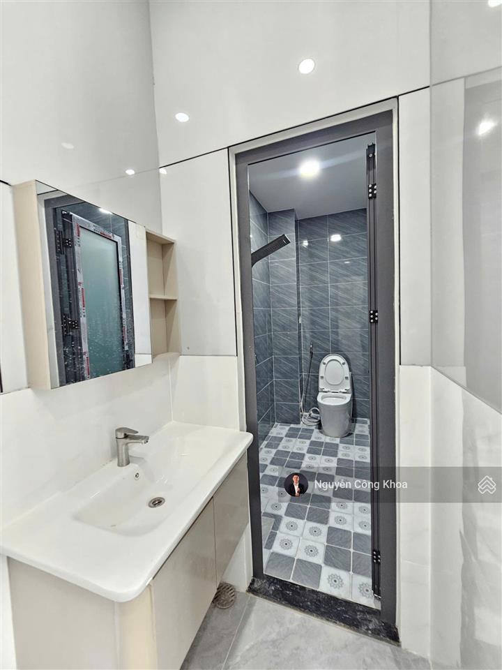 Bán nhà 1 trệt 2 lầu hoàn công, sân ô tô, mt kinh doanh gần bigc go 700m, p.dĩ an, tp.dĩ an