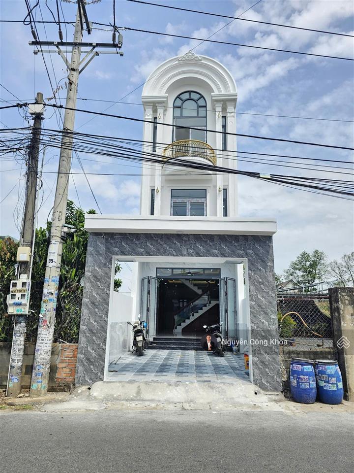 Bán nhà 1 trệt 2 lầu hoàn công, sân ô tô, mt kinh doanh gần bigc go 700m, p.dĩ an, tp.dĩ an