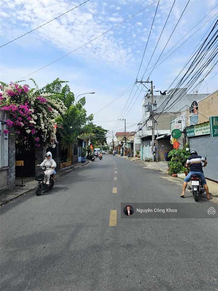 Bán nhà 1 trệt 2 lầu hoàn công, sân ô tô, mt kinh doanh gần bigc go 700m, p.dĩ an, tp.dĩ an