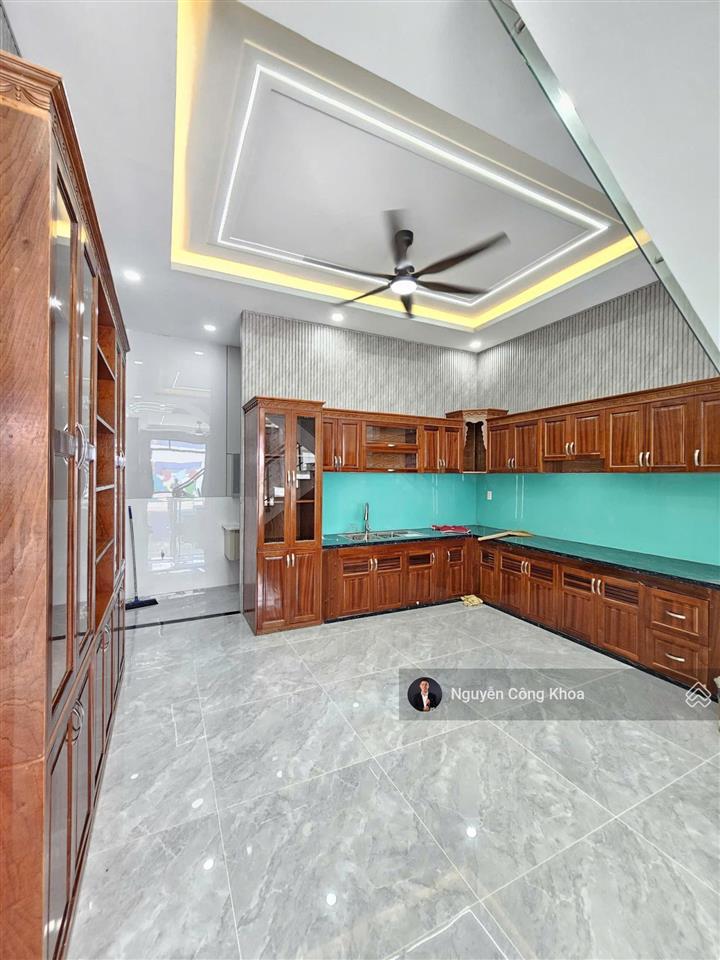 Bán nhà 1 trệt 2 lầu hoàn công, sân ô tô, mt kinh doanh gần bigc go 700m, p.dĩ an, tp.dĩ an