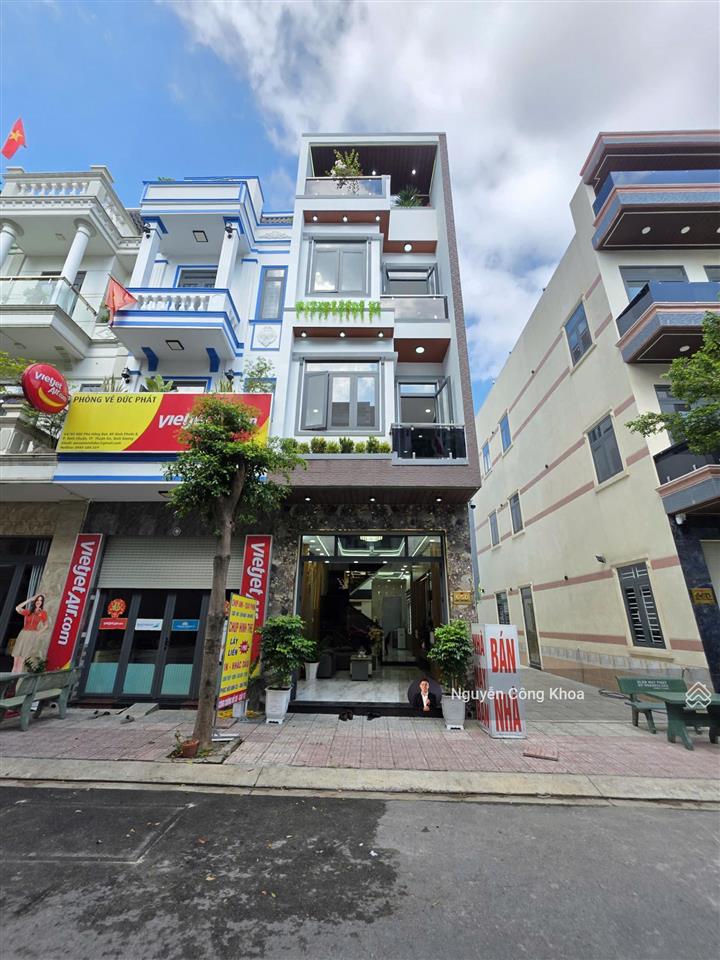 Bán nhà đúc 3 tấm, hoàn công, 2 mặt tiền, 4 phòng ngủ, kdc đẹp p.bình chuẩn, tp.thuận an