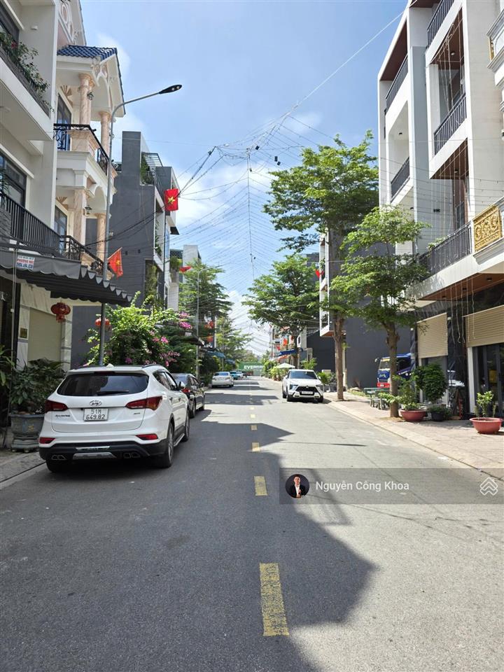 Bán nhà mặt tiền công viên, 3 mặt thoáng, sân ô tô, 4 phòng ngủ, kdc p.binh chuẩn, tp.thuận an