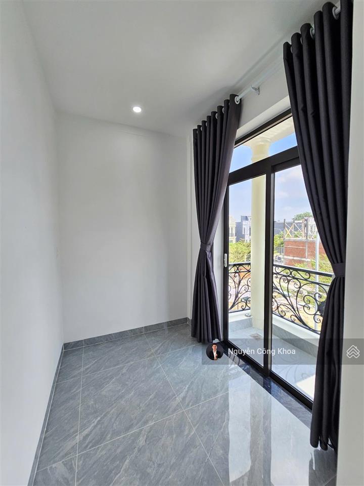 Bán nhà đúc 3 tấm, hoàn công, sân ô tô, 4 phòng ngủ, kdc gần vincom, p. tân đông hiệp, tp. dĩ an