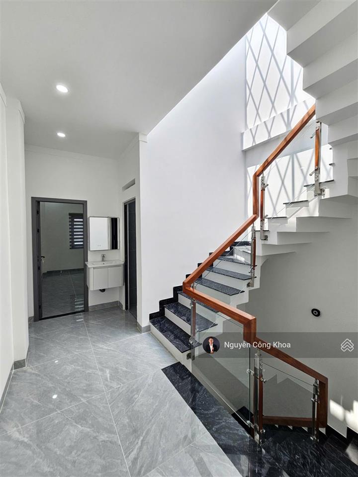 Bán nhà đúc 3 tấm, hoàn công, sân ô tô, 4 phòng ngủ, kdc gần vincom, p. tân đông hiệp, tp. dĩ an