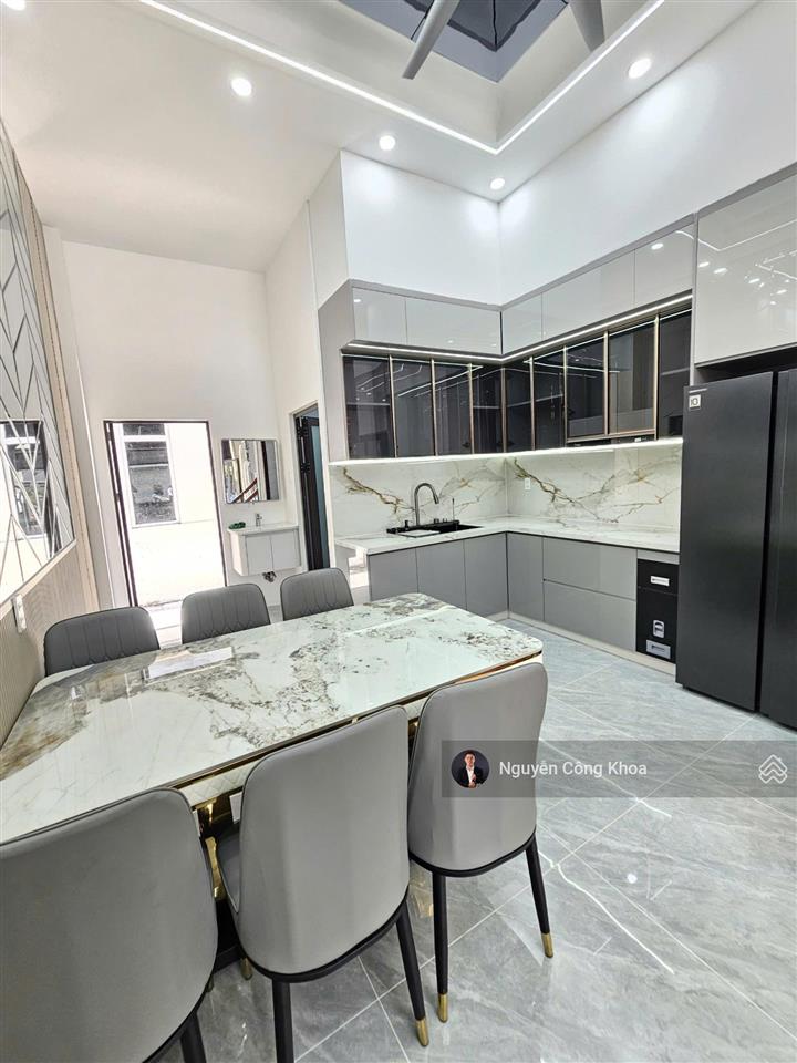 Bán nhà đúc 3 tấm, hoàn công, sân ô tô, 4 phòng ngủ, kdc gần vincom, p. tân đông hiệp, tp. dĩ an