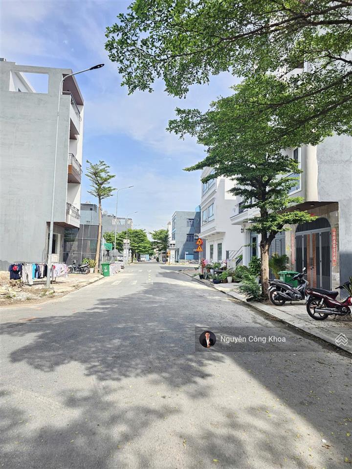 Nhà đúc 3 tấm, sân ôtô, 4 phòng ngủ, kdc gần aeonmall 1,5km, p. thuận giao, tp. thuận an