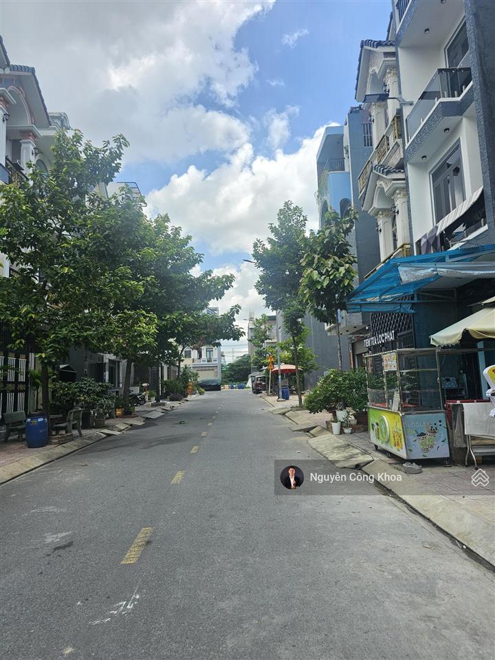 Bán nhà đúc 3 tấm, hoàn công, 4 phòng ngủ, kdc gần chợ phú phong 100m, p. bình chuẩn, tp. thuận an