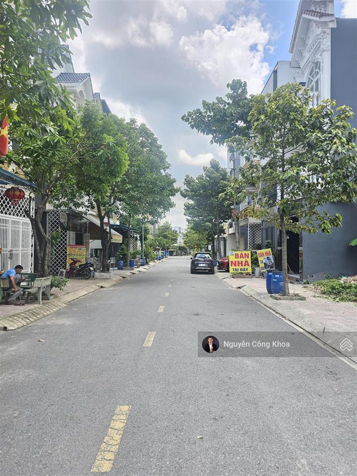 Bán nhà đúc 3 tấm, hoàn công, 4 phòng ngủ, kdc gần chợ phú phong 100m, p. bình chuẩn, tp. thuận an