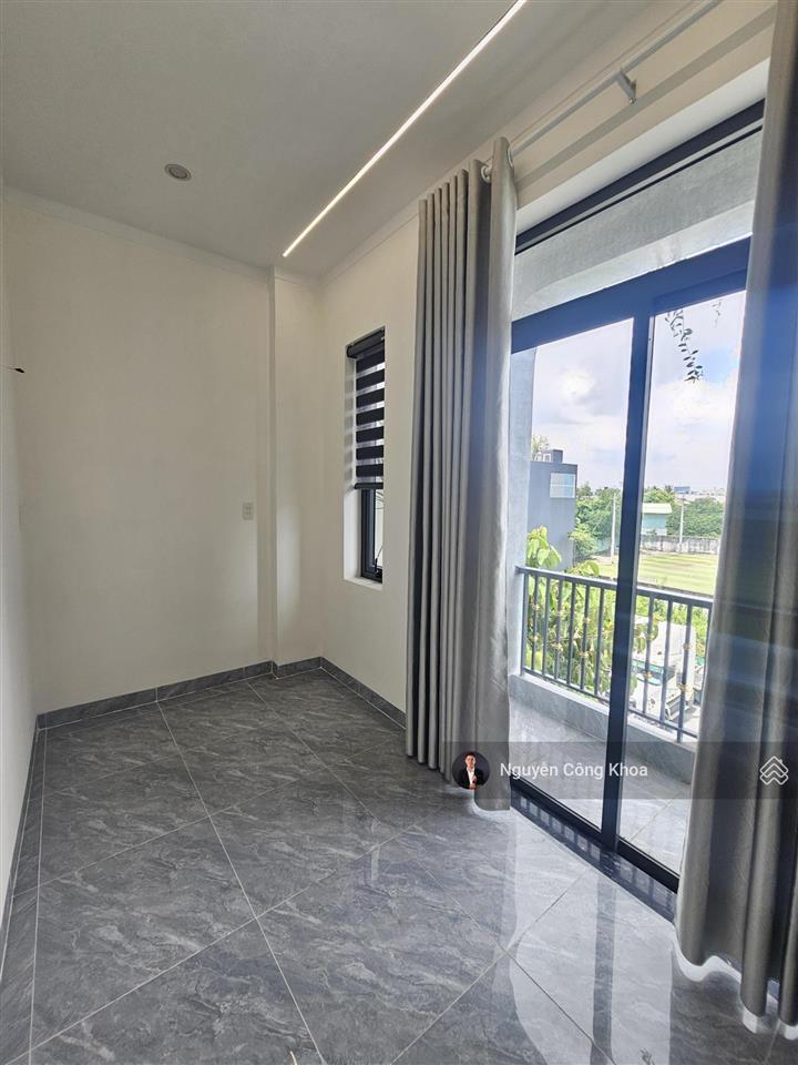 Bán nhà đúc 3 tấm, hoàn công, 4 phòng ngủ, kdc gần chợ phú phong 100m, p. bình chuẩn, tp. thuận an