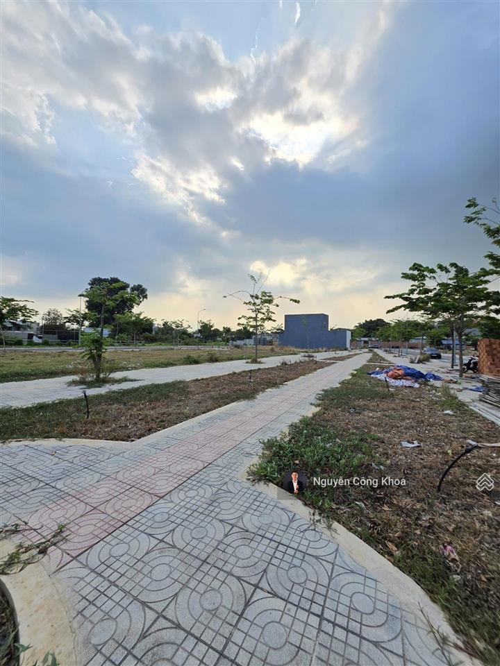Ra vội, nhà đối diện công viên, 4 phòng ngủ, kdc gần vòng xoay cầu hang 500m, p. bửu hòa, biên hòa