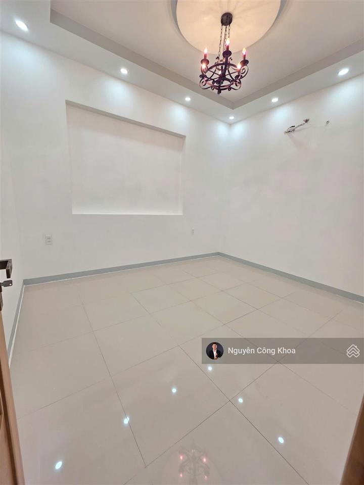 Bán nhà 1t1l, sân ô tô rộng, 4 phòng ngủ, gần bờ hồ biconsi, p. tân bình, tp. dĩ an