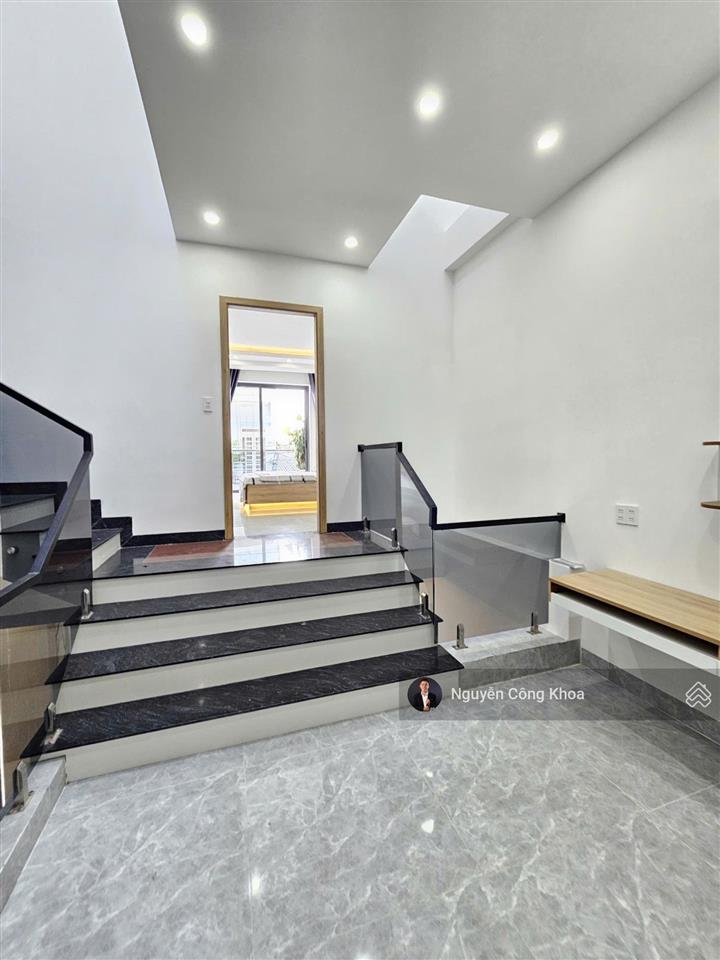 Bán nhà hoàn công, mẫu lệch tầng, 4 phòng ngủ, gần chợ đêm hòa lân, p. thuận giao, tp. thuận an