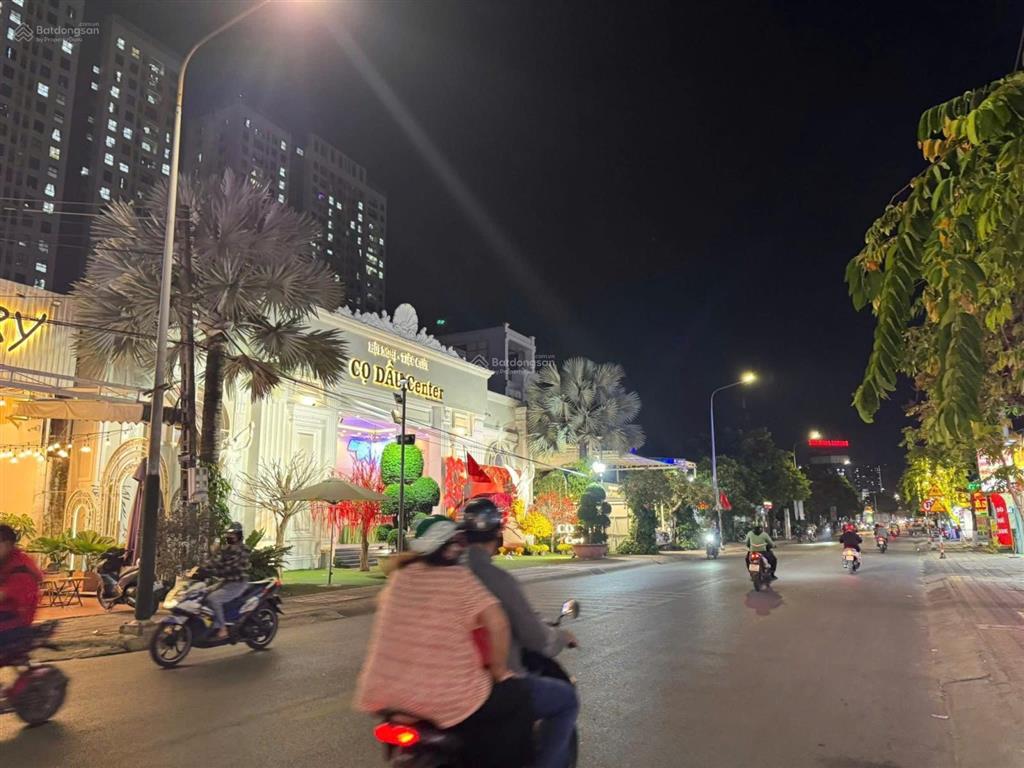 Bán nhà mt 13 nguyễn đức thiệu  p di an tphcm
mặt tiền đường nhựa  ngang 6. full nội thất