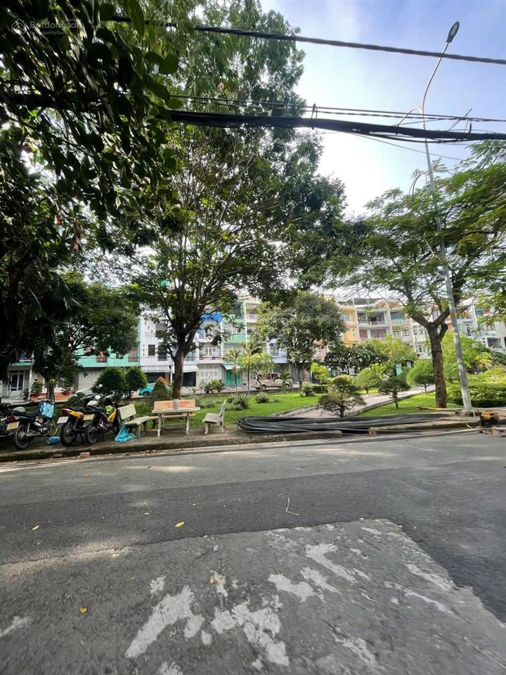 Nhà góc 2 mặt tiền khu bình phú, dt 4x10m trệt 2lầu sân thượng, sát bên công viên lớn, giá 7.3tỷ
