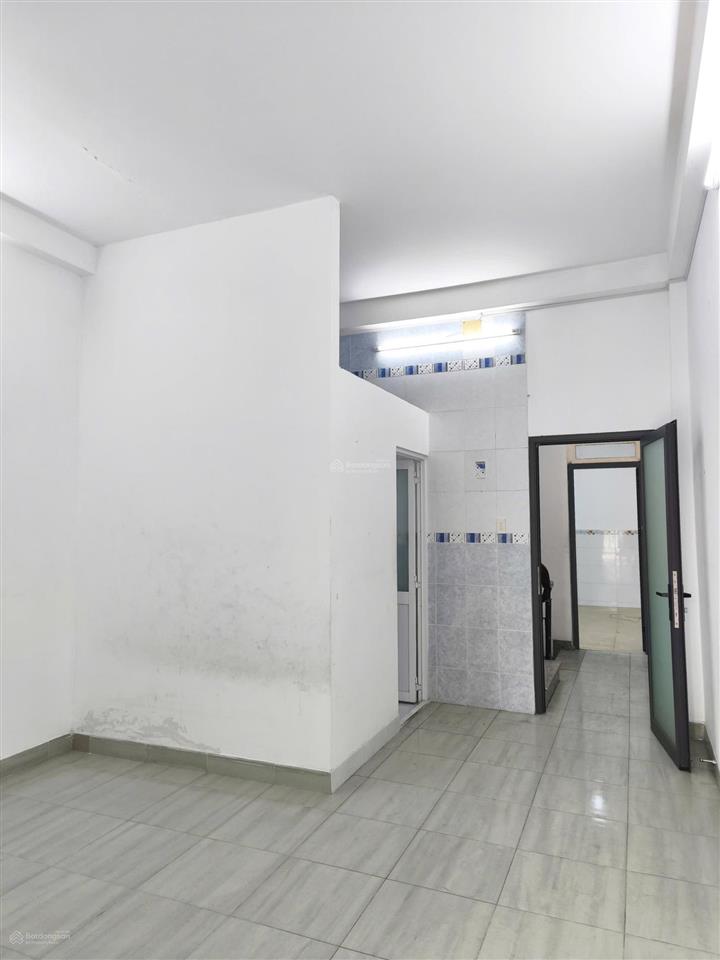 Cho thuê nhà nguyên căn mt đường số 33 bình phú, dt 4x20m trệt 3 lầu có sẵn hệ tủ bếp tủ giường