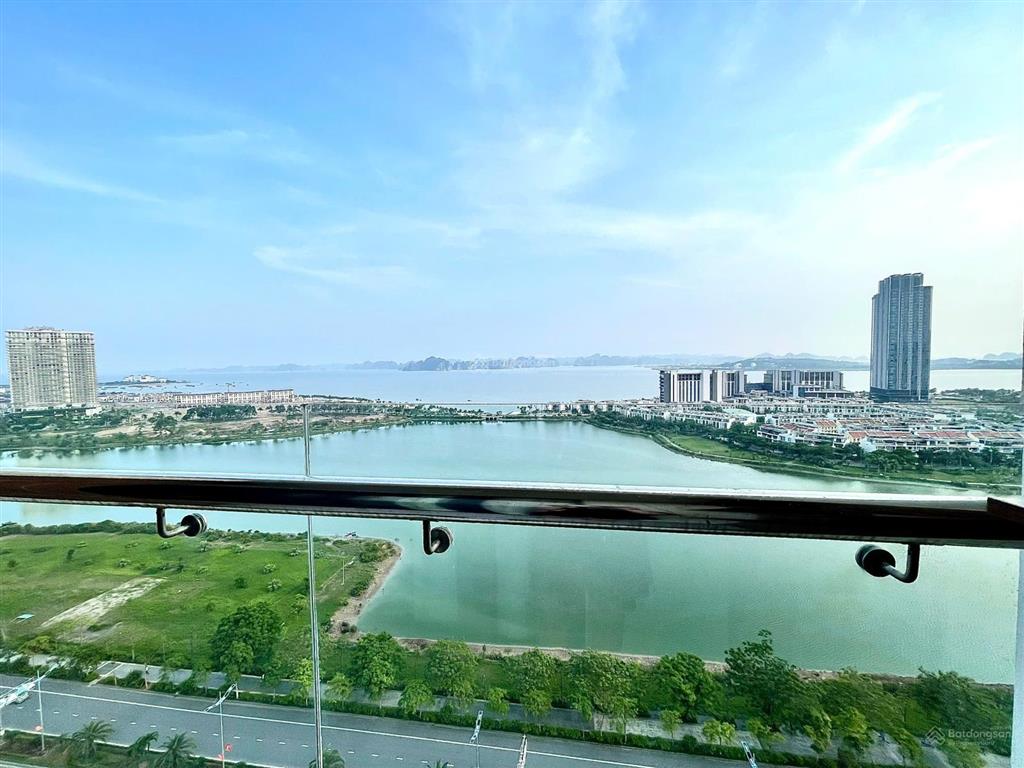 Chính chủ cần tiền gấp bán ngay căn penthouse 300m2 view chính biển tại hạ long