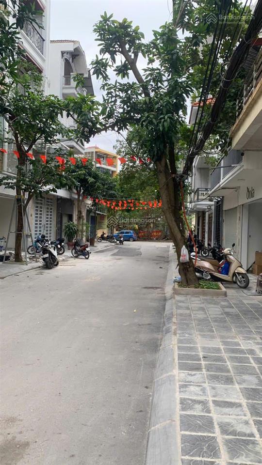Bán đất phố ngọc thụy 80m2 , mặt tiền 4,5m, gần công viên , phân lô , ô tô đỗ trước cửa 24/7