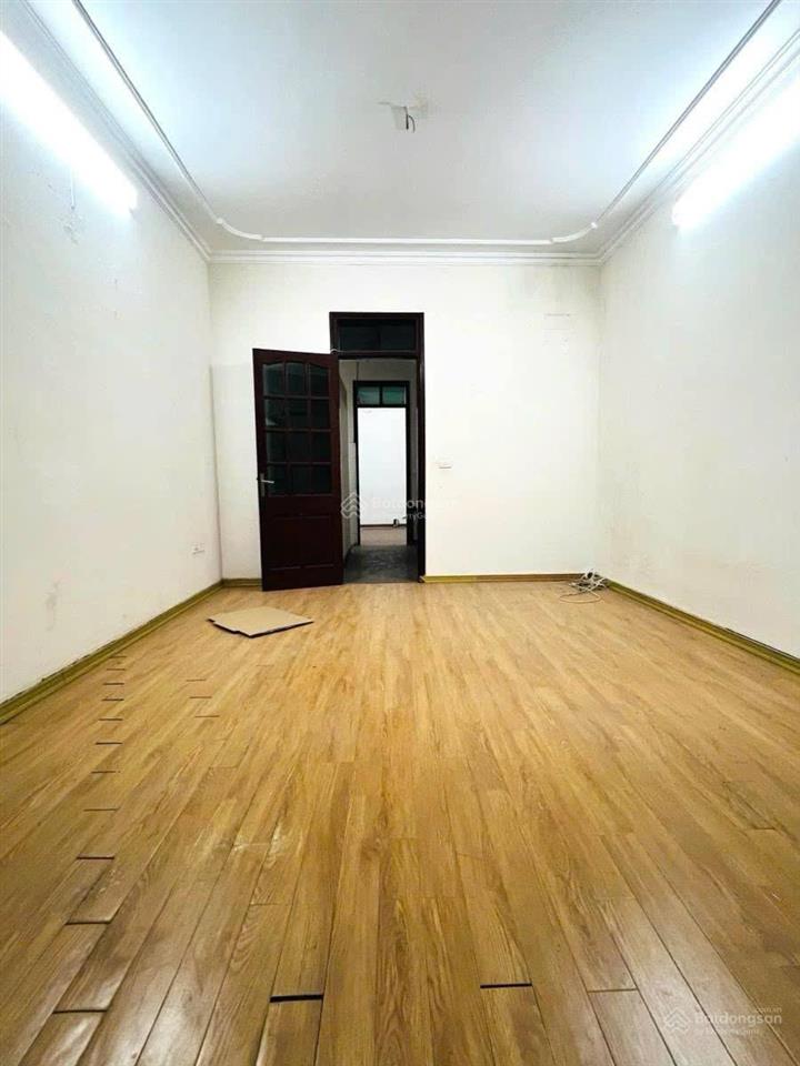 Hoàng quốc việt 55,7m2, 7 tầng thang máy, mặt tiền 4,3m, phân lô khu quân đội , ô tô 7 chỗ đỗ 24/7