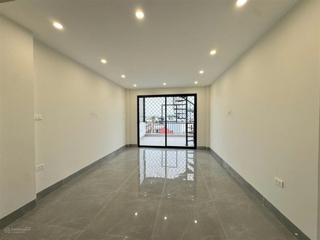 Bán nhà phố ngọc thụy 42m2, 7 tầng, gần công viên , khu phân lô ô tô đỗ tránh 24/7.