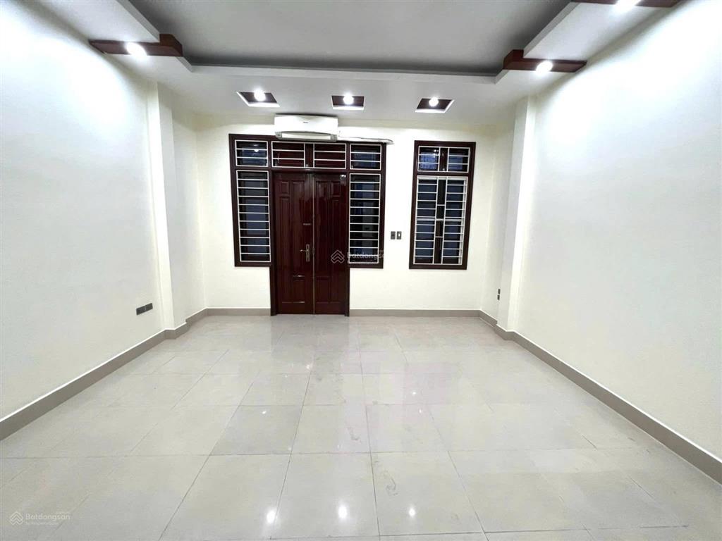 Bán nhà phố chùa láng, 52m2*5 tầng, mặt tiền 4,65m, phân lô ô tô tránh, sát hồ, ô tô đỗ cửa 24/7