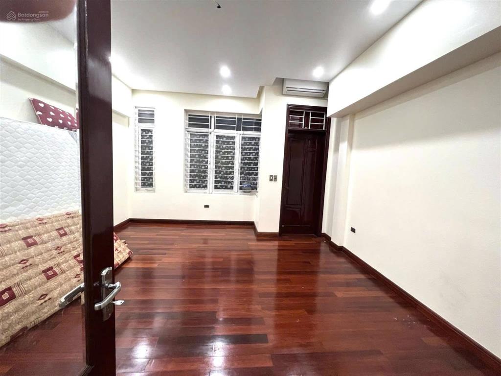Bán nhà phố chùa láng, 52m2*5 tầng, mặt tiền 4,65m, phân lô ô tô tránh, sát hồ, ô tô đỗ cửa 24/7